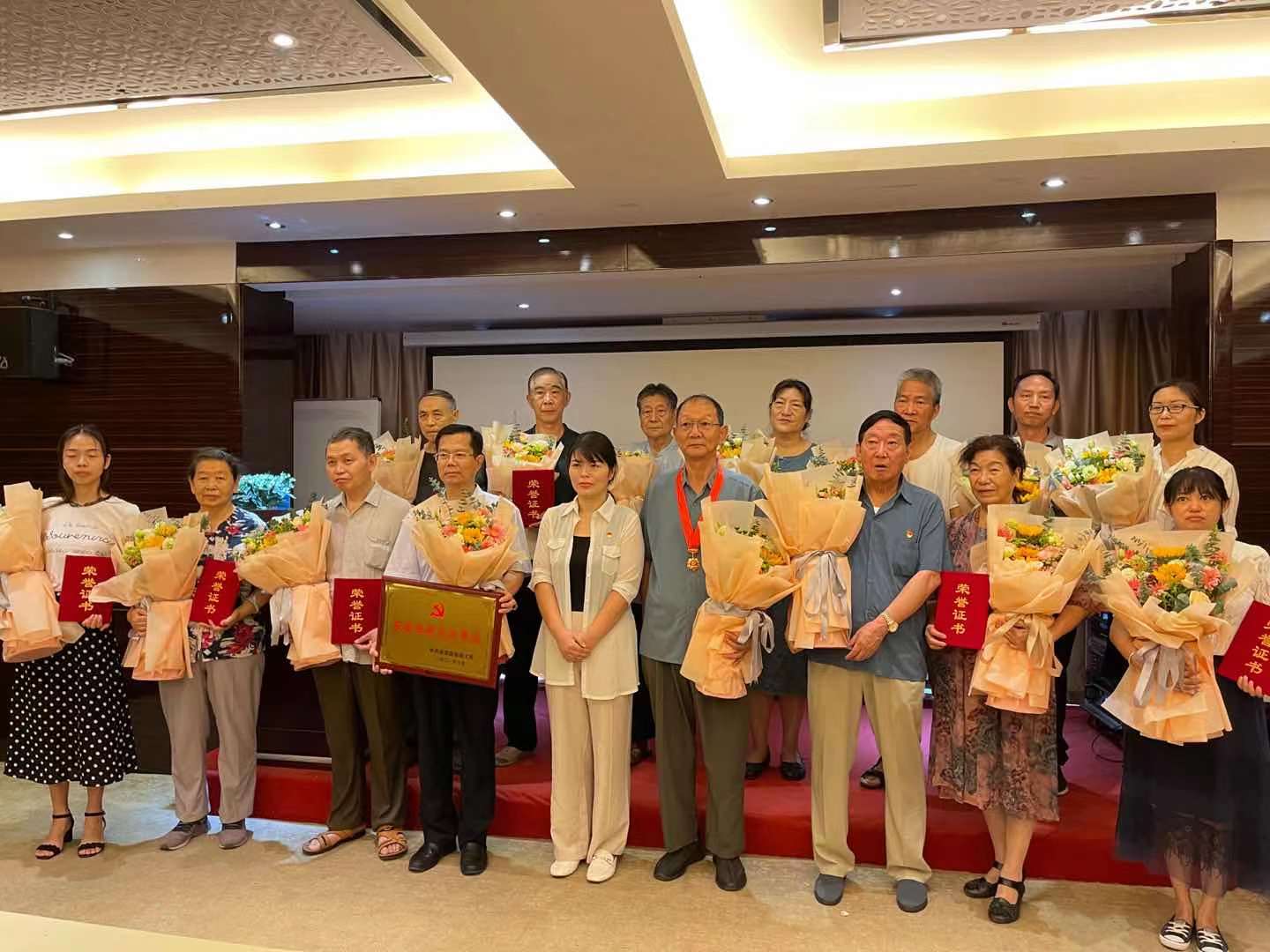 喜報||南浦集團黨支部獲得 兩優一先 先進黨支部榮譽，南浦集團黨員羅新剛同志榮獲“優秀共產黨員”稱號