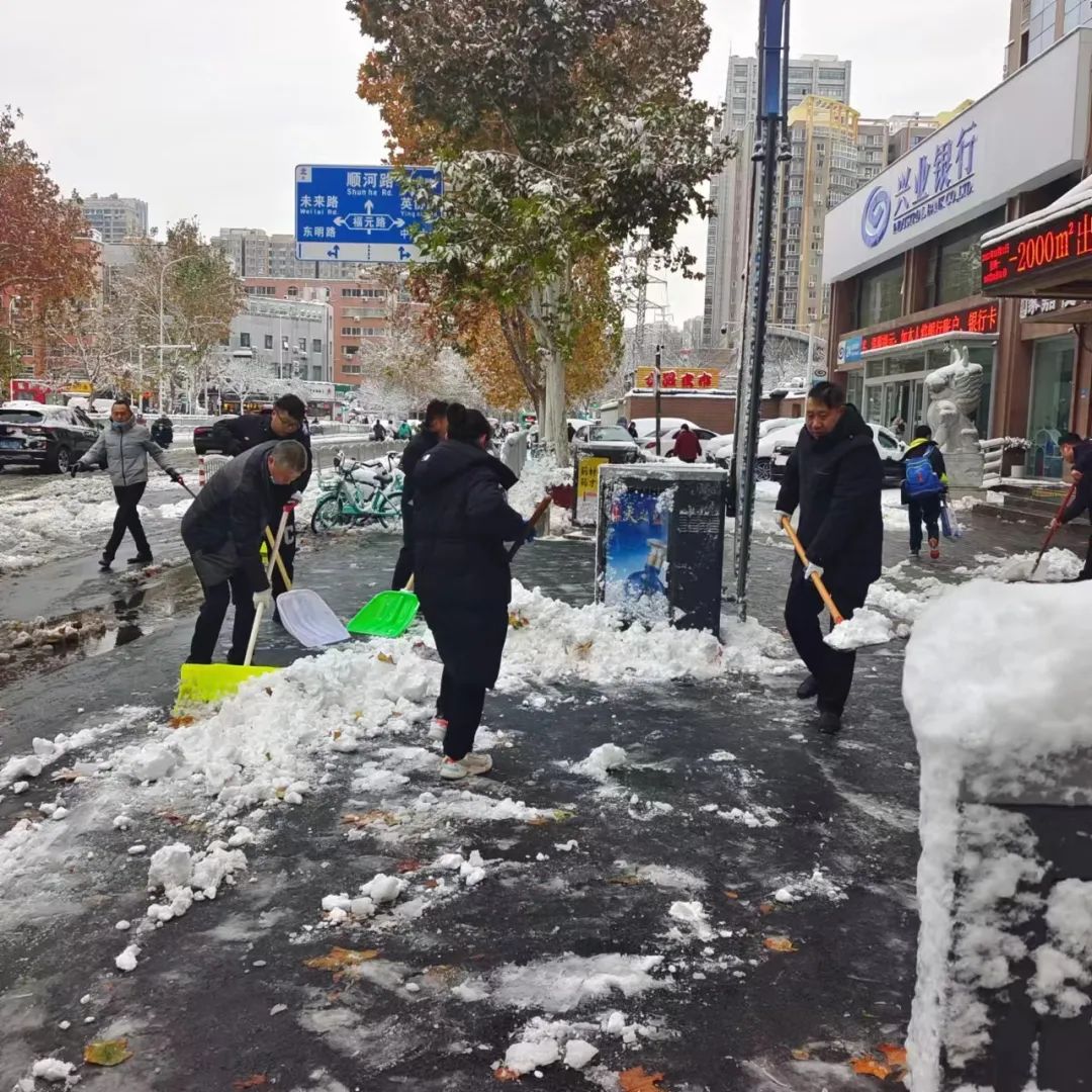 南浦集團眾志成城，掃雪保暢通